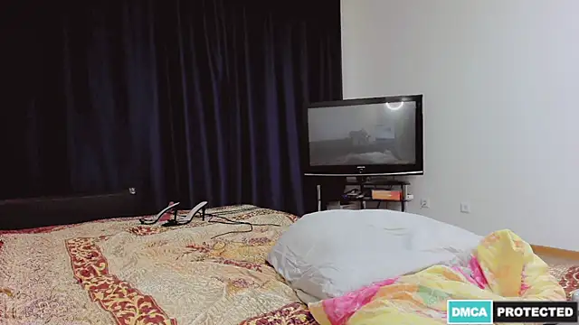 Snapshot of Larisa_Sign chatting on 10.11.25 Larisa Sign online show from 10.11.25