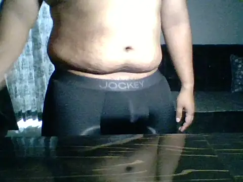 Snapshot of Wildguycums chatting on 11.01.25 Wildguycums online show from 11.01.25