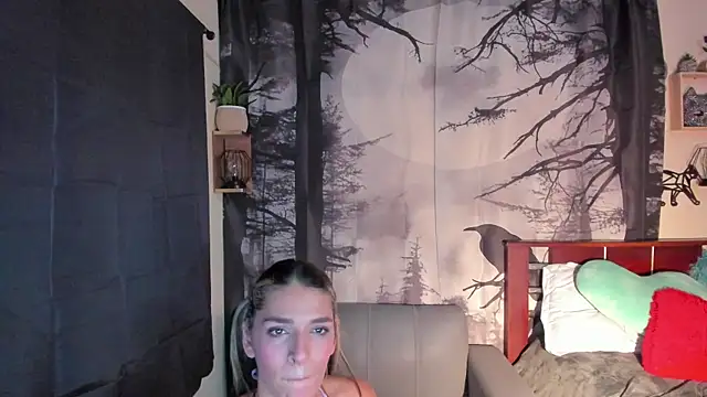 Snapshot of annyluna1 chatting on 12.20.25 annyluna1 online show from 12.20.25