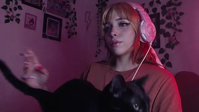 Snapshot of MaryJannes chatting on 12.19.24 MaryJannes online show from 12.19.24