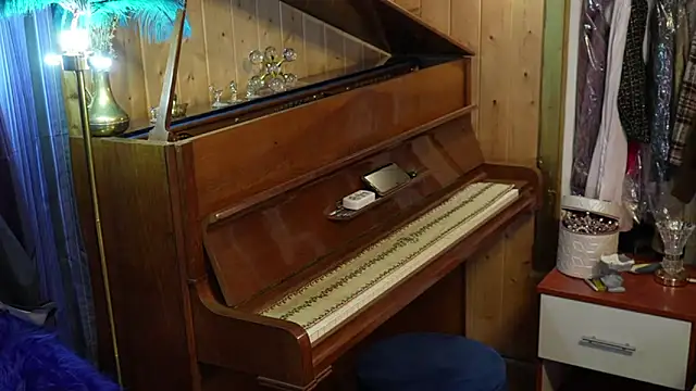 Snapshot of VanessaDoyle chatting on 09.24.25 VanessaDoyle online show from 09.24.25