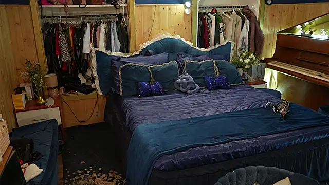 Snapshot of VanessaDoyle chatting on 10.26.25 VanessaDoyle online show from 10.26.25