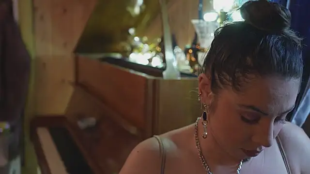 Snapshot of VanessaDoyle chatting on 10.27.25 VanessaDoyle online show from 10.27.25