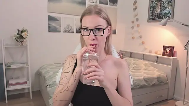 MissRightX online show from 11.04.25