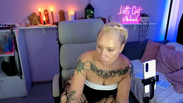 Snapshot of Jan_ina chatting on 10.31.25 Jan ina online show from 10.31.25