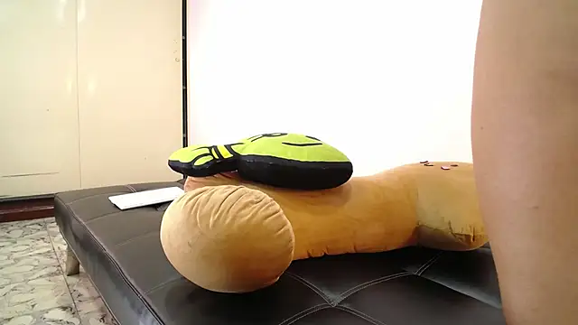 Snapshot of S_Mia chatting on 10.25.25 S Mia online show from 10.25.25