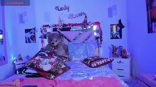 Snapshot of Karly_moon chatting on 12.18.24 Karly moon online show from 12.18.24