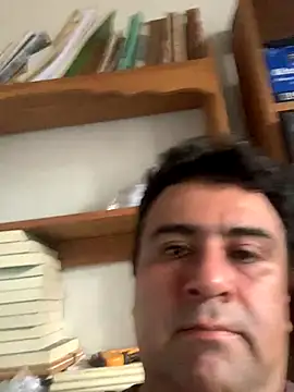 Snapshot of EmilianoGt chatting on 10.01.25 EmilianoGt online show from 10.01.25