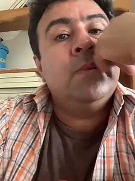 Snapshot of EmilianoGt chatting on 10.07.25 EmilianoGt online show from 10.07.25