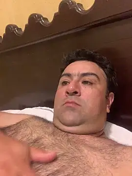 Snapshot of EmilianoGt chatting on 10.28.25 EmilianoGt online show from 10.28.25