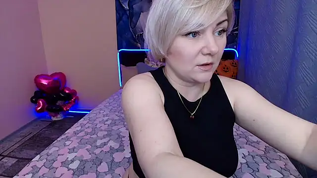 Snapshot of BlondPearl chatting on 10.27.25 BlondPearl online show from 10.27.25