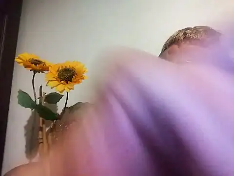 Snapshot of Robertino21cm chatting on 10.24.25 Robertino21cm online show from 10.24.25