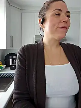 Snapshot of Ellie-L-Elizabeth chatting on 01.20.25 Ellie-L-Elizabeth online show from 01.20.25
