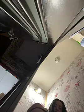 CrazzyChicks online show from 04.23.26