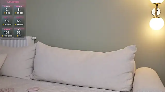 Snapshot of minimolly chatting on 03.20.26 minimolly online show from 03.20.26