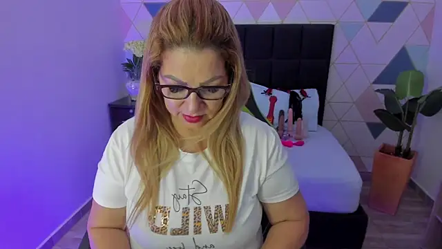 Snapshot of gisela27 chatting on 09.10.25 gisela27 online show from 09.10.25