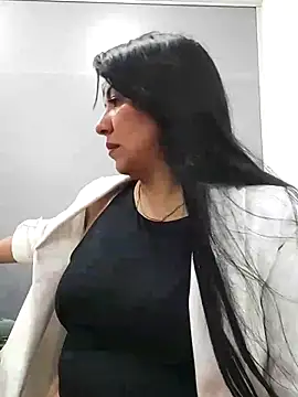 Snapshot of aisha_latina chatting on 12.11.24 aisha latina online show from 12.11.24