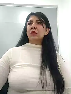 Snapshot of aisha_latina chatting on 12.12.24 aisha latina online show from 12.12.24