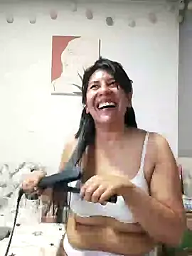Snapshot of aisha_latina chatting on 12.21.24 aisha latina online show from 12.21.24