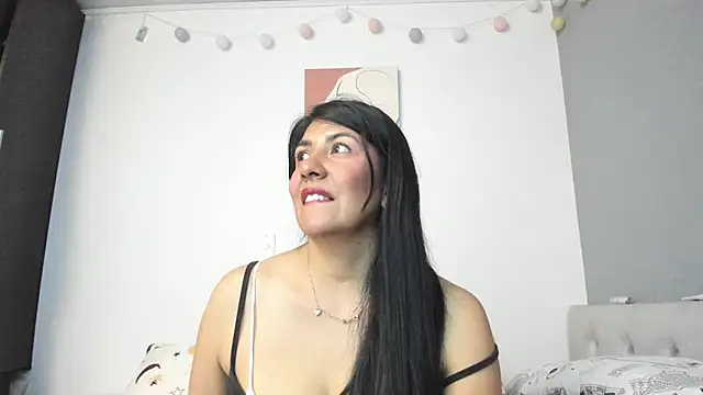 Snapshot of aisha_latina chatting on 01.15.25 aisha latina online show from 01.15.25
