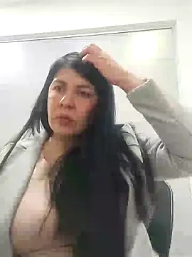 Snapshot of aisha_latina chatting on 01.22.25 aisha latina online show from 01.22.25