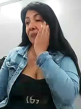 Snapshot of aisha_latina chatting on 02.05.25 aisha latina online show from 02.05.25