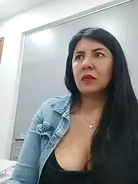 Snapshot of aisha_latina chatting on 02.05.25 aisha latina online show from 02.05.25