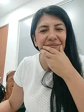 Snapshot of aisha_latina chatting on 03.06.25 aisha latina online show from 03.06.25