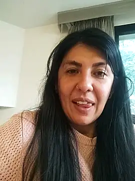 Snapshot of aisha_latina chatting on 03.11.25 aisha latina online show from 03.11.25