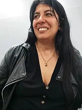 Snapshot of aisha_latina chatting on 03.13.25 aisha latina online show from 03.13.25