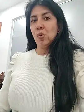 Snapshot of aisha_latina chatting on 03.20.25 aisha latina online show from 03.20.25