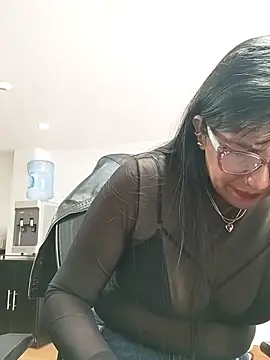 aisha latina online show from 10.21.25