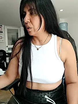 aisha latina online show from 12.01.25