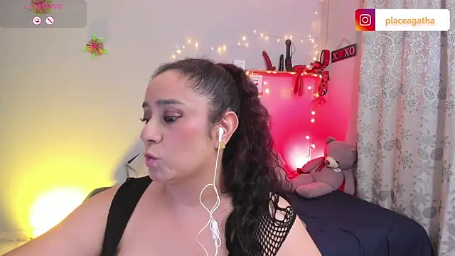 Snapshot of agathaxxx-69 chatting on 02.20.25 agathaxxx-69 online show from 02.20.25