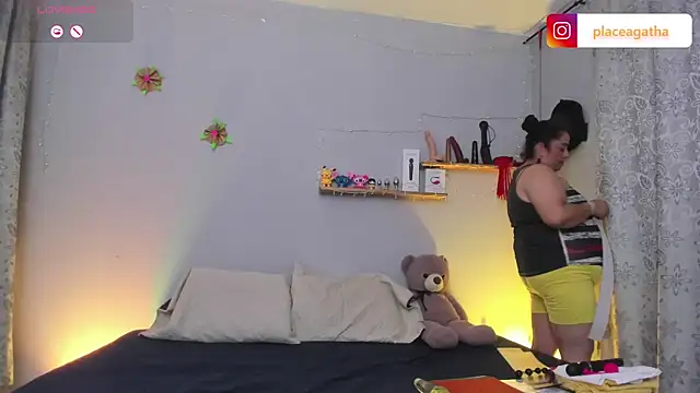 Snapshot of agathaxxx-69 chatting on 02.28.25 agathaxxx-69 online show from 02.28.25