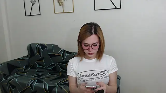 Snapshot of AmazingLuchie chatting on 02.14.25 AmazingLuchie online show from 02.14.25