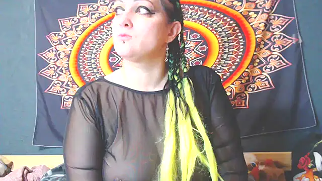 Snapshot of LaraVins chatting on 01.05.25 LaraVins online show from 01.05.25
