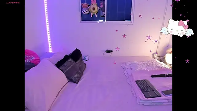 Snapshot of MollyG18 chatting on 10.02.25 MollyG18 online show from 10.02.25