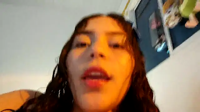 Snapshot of MollyG18 chatting on 11.04.25 MollyG18 online show from 11.04.25