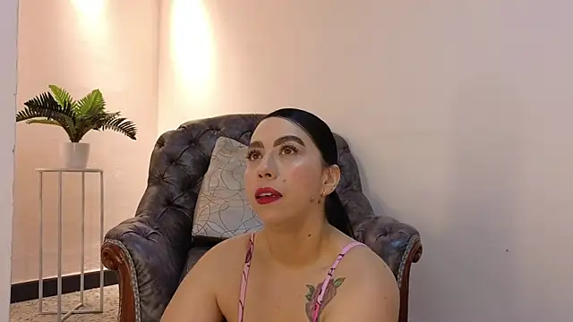 Snapshot of niky_smit chatting on 11.24.25 niky smit online show from 11.24.25