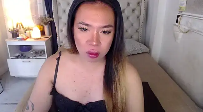 RebecaNextToYou online show from 01.20.25