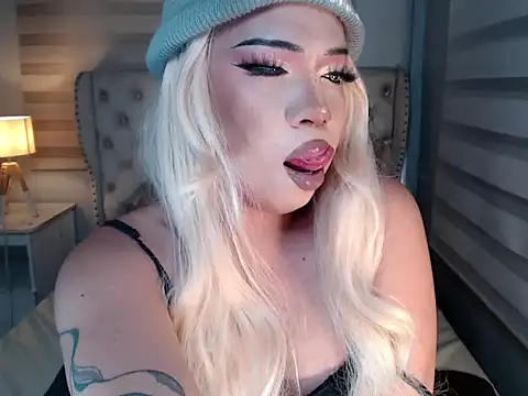 Snapshot of RebecaNextToYou chatting on 05.19.26 RebecaNextToYou online show from 05.19.26