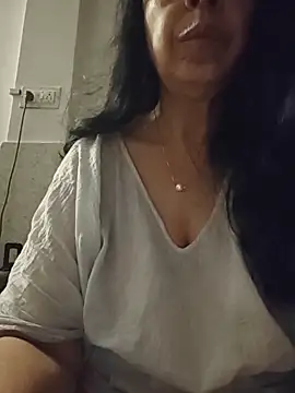 Snapshot of Susannemilf chatting on 04.22.26 Susannemilf online show from 04.22.26