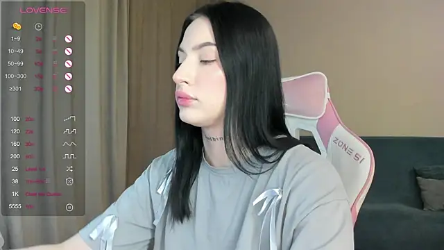 Snapshot of JenniferQueen11 chatting on 12.20.24 JenniferQueen11 online show from 12.20.24