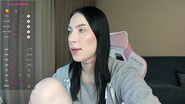 Snapshot of JenniferQueen11 chatting on 12.20.24 JenniferQueen11 online show from 12.20.24