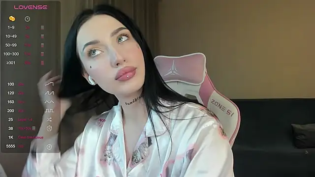 Snapshot of JenniferQueen11 chatting on 12.25.24 JenniferQueen11 online show from 12.25.24