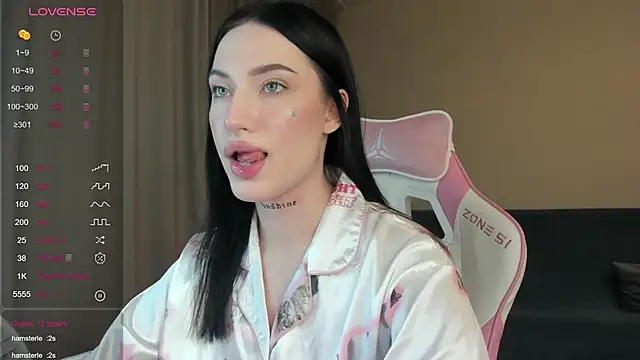 Snapshot of JenniferQueen11 chatting on 12.25.24 JenniferQueen11 online show from 12.25.24