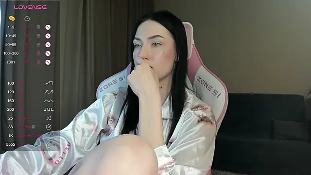 Snapshot of JenniferQueen11 chatting on 01.14.25 JenniferQueen11 online show from 01.14.25