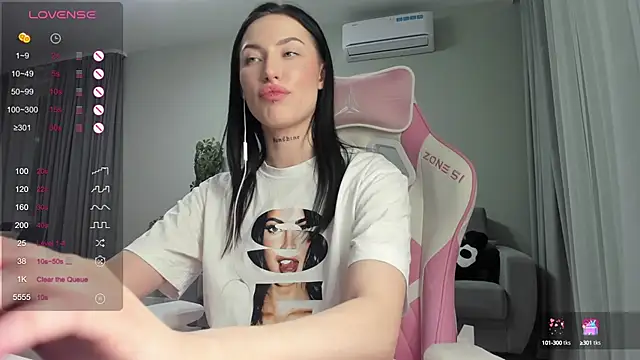Snapshot of JenniferQueen11 chatting on 02.07.25 JenniferQueen11 online show from 02.07.25