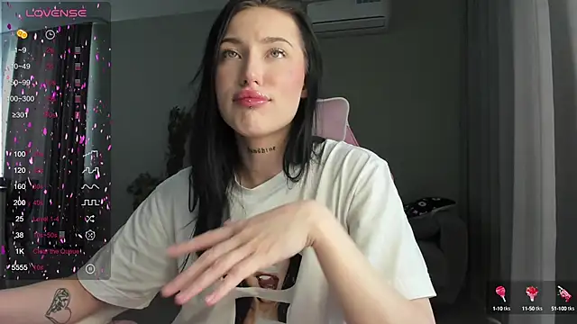 Snapshot of JenniferQueen11 chatting on 02.15.25 JenniferQueen11 online show from 02.15.25